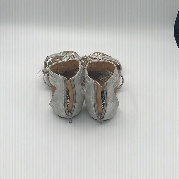 Metallic silver flat sandal with grommets and tassels size 7 - Picture 3 of 4